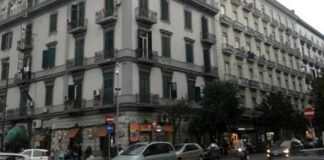 Napoli, Corso Novara: aggredisce gli agenti con una pedana di legno, arrestato 36enne dalla Polizia