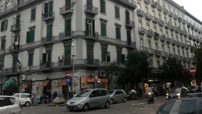 Napoli, Corso Novara: aggredisce gli agenti con una pedana di legno, arrestato 36enne dalla Polizia