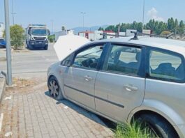 Le indagini, coordinate dalla polizia locale e dai carabinieri, puntano a chiarire la dinamica dello scontro, che secondo una prima ricostruzione si sarebbe verificato quando l’autocompattatore si stava immettendo su strada e l’auto lo ha colpito frontalmente
