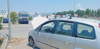 Le indagini, coordinate dalla polizia locale e dai carabinieri, puntano a chiarire la dinamica dello scontro, che secondo una prima ricostruzione si sarebbe verificato quando l’autocompattatore si stava immettendo su strada e l’auto lo ha colpito frontalmente