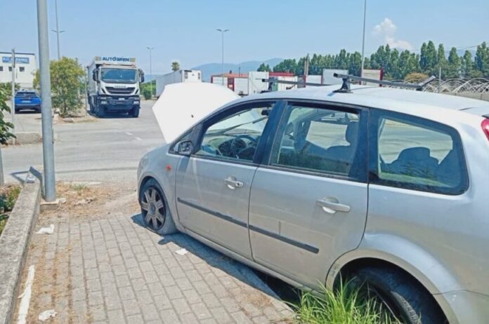 Le indagini, coordinate dalla polizia locale e dai carabinieri, puntano a chiarire la dinamica dello scontro, che secondo una prima ricostruzione si sarebbe verificato quando l’autocompattatore si stava immettendo su strada e l’auto lo ha colpito frontalmente