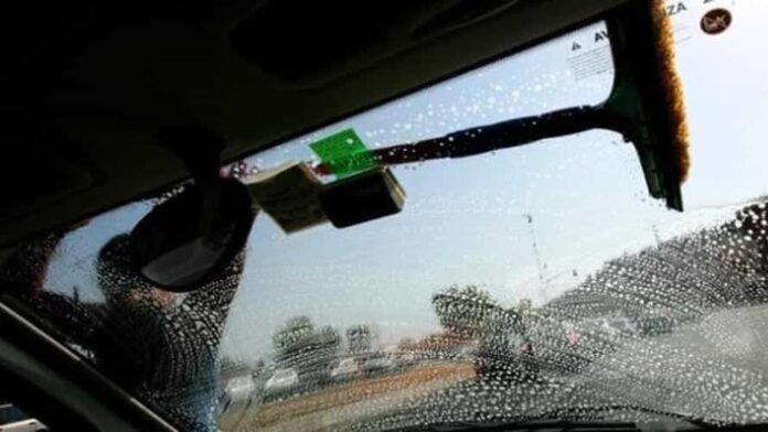 Napoli, dice "no" al lavavetri e viene aggredito: anziano colpito in via Vespucci. Arrestato un 23enne Napoli, dice "no" al lavavetri e viene aggredito: anziano colpito in via Vespucci. Arrestato un 23enne