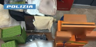 Napoli, Centro storico, sequestrati articoli contraffatti: denunciati due uomini