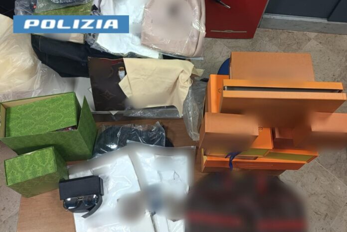 Napoli, Centro storico, sequestrati articoli contraffatti: denunciati due uomini
