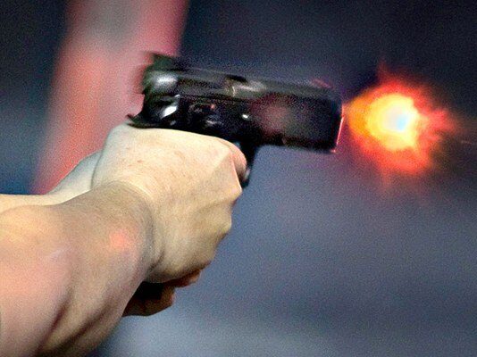 Napoli, 22enne ferito da colpo d’arma da fuoco alla gamba: indagini in corso