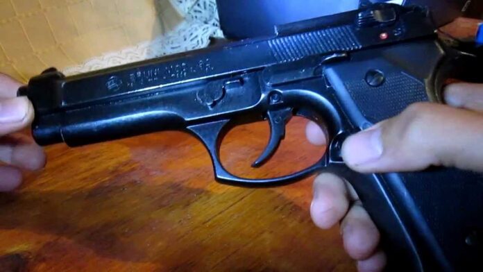 Napoli: Rione Traiano, tenta la fuga alla vista della Polizia: arrestato 45enne con una pistola clandestina