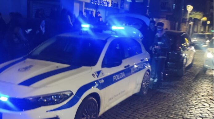 Napoli, 80enne investito sulle strisce: caccia ai due centauri fuggiti