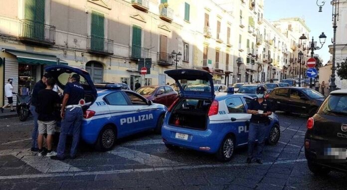 Torre del Greco, controlli straordinari della Polizia di Stato: 170 persone identificate e 10 veicoli sequestrati o fermati
