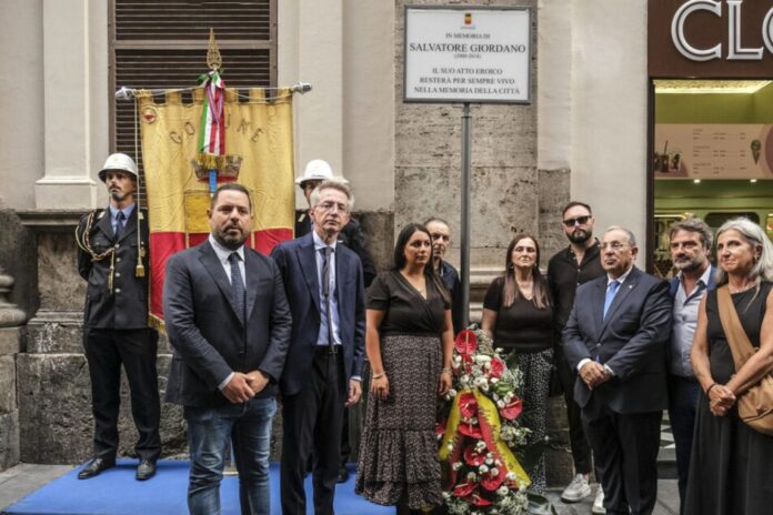 una_targa_in_via_toledo_ricord Salvatore Giordano