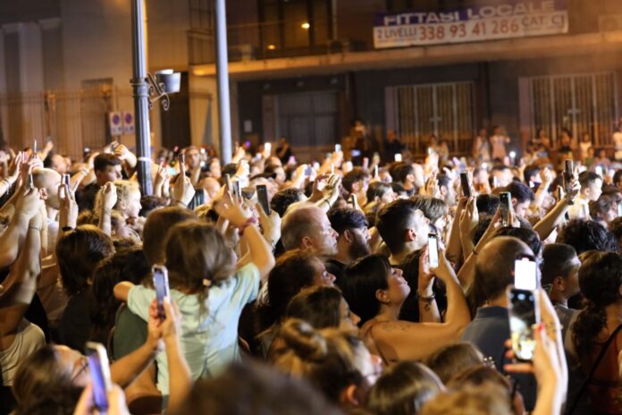 Torre del Greco, Quattro altari da record: The Kolors infiammano la città, migliaia in festa fino a mezzanotte