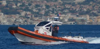 Controlli in mare della Guardia Costiera e della Polizia: sanzionate numerose imbarcazioni a Villa Lauro