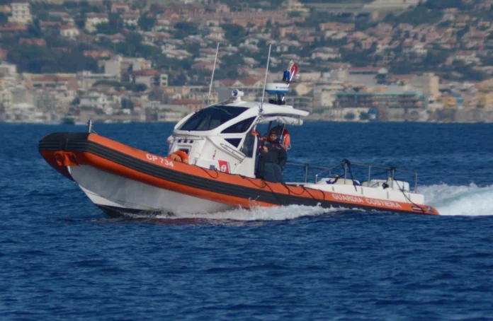 Controlli in mare della Guardia Costiera e della Polizia: sanzionate numerose imbarcazioni a Villa Lauro