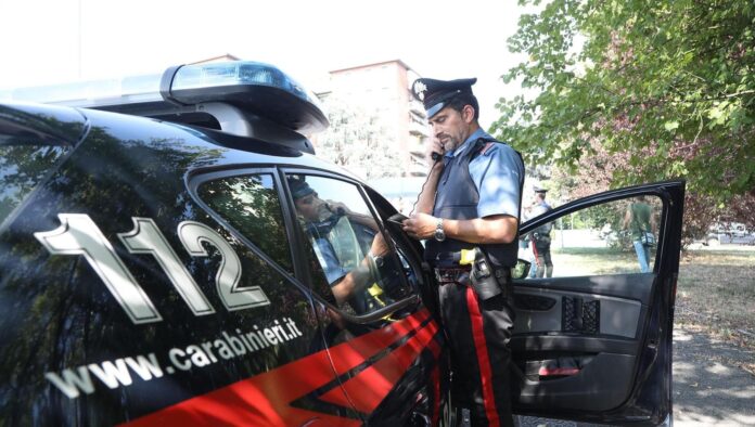 Melito, lancia scooter contro l’auto dei Carabinieri per fuggire: arrestato 29enne