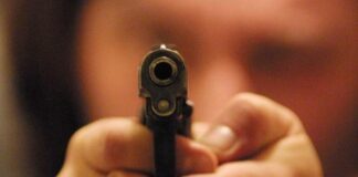 Castellammare, pistola clandestina in auto: 23enne finisce in manette