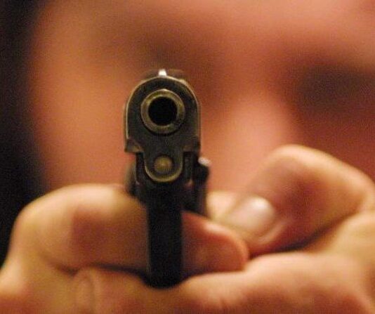 Castellammare, pistola clandestina in auto: 23enne finisce in manette