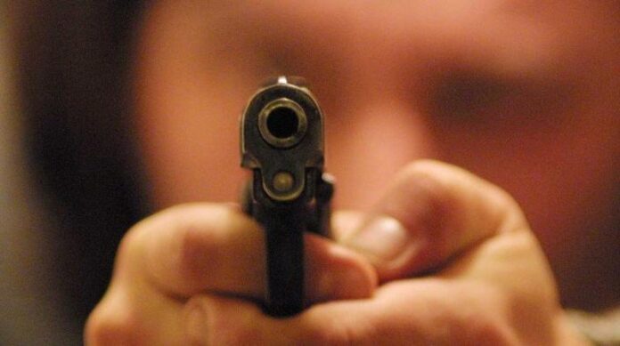 Castellammare, pistola clandestina in auto: 23enne finisce in manette