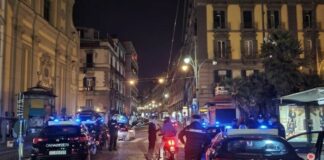 Napoli, 23enne tunisino aggredito in Piazza Dante per rapina: ferito e dimesso