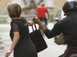 Villaricca, scippa una donna e si rifugia in un palazzo: arrestato 34enne