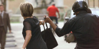 Villaricca, scippa una donna e si rifugia in un palazzo: arrestato 34enne