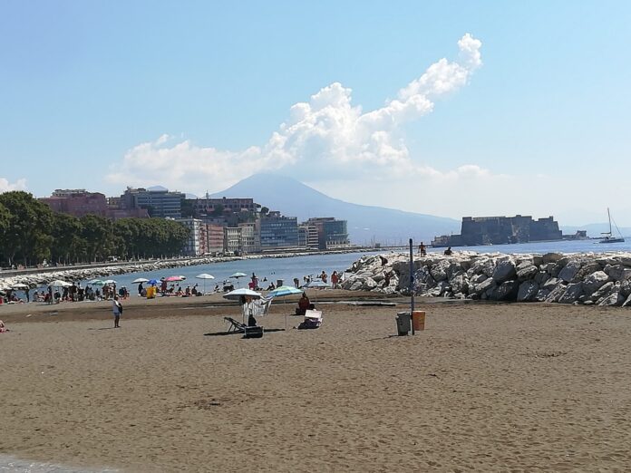 Napoli, cadavere sulla spiaggia di Mappatella Beach: morto un 28enne algerino