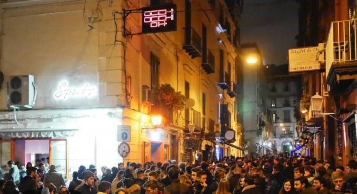 Chiaia, controlli nella movida: sette denunciati e telefoni rubati restituiti a due turisti