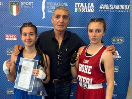 Maria Annunziata in canotta azzurra premiata da Patrizio Oliva come vincitrice del Torneo Nazionale “A. Mura”