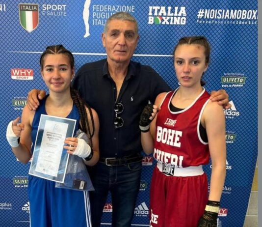 Maria Annunziata in canotta azzurra premiata da Patrizio Oliva come vincitrice del Torneo Nazionale “A. Mura”