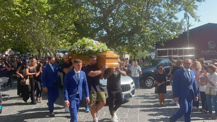 Montecorvino Rovella in lacrime l’ultimo saluto a Tina Sgarbini, vittima di femminicidio