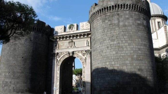 Napoli, Porta Capuana: blitz dei Carabinieri nei locali Napoli, Porta Capuana: blitz dei Carabinieri nei locali