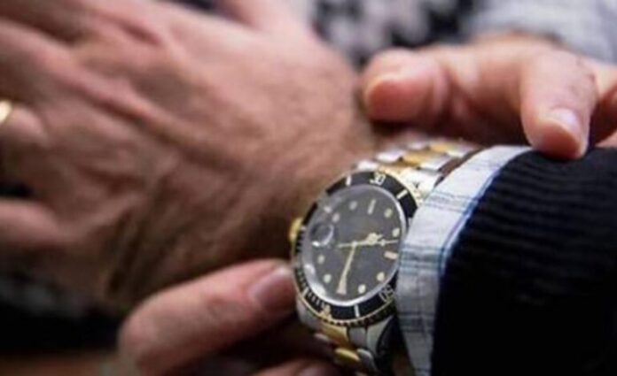 Napoli: tenta di rubare un Rolex. Minorenne arrestato dalla Polizia e dalla Guardia di Finanza