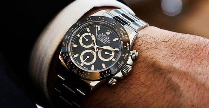 Napoli, rapina di orologio di lusso e ferimento di un turista: arrestato uno dei due responsabili