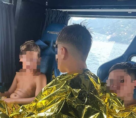 Bambini alla deriva su un SUP a Vietri sul Mare: salvataggio della Guardia Costiera