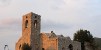 Oltre 350 persone hanno attesto l’alba di lunedì al Castello di Pino