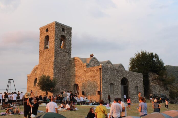 Oltre 350 persone hanno attesto l’alba di lunedì al Castello di Pino