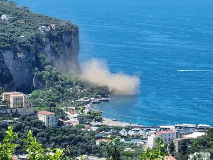 Vico Equense, crollo del costone tra Seiano e Meta: paura tra i bagnanti, nessun ferito
