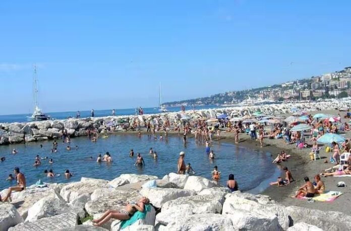 Napoli, Rotonda Diaz: ruba lo zaino a due turiste sul lido Mappatella, denunciato 22enne Napoli, Rotonda Diaz: ruba lo zaino a due turiste sul lido Mappatella, denunciato 22enne