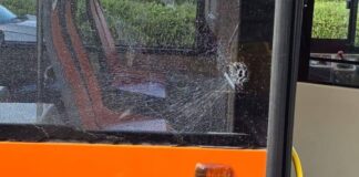 Napoli, sassi contro autobus ANM a Poggioreale: vetrata in frantumi, nessun ferito