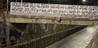 Terzigno, lo striscione degli ultras: “Giustizia rapida per gli incendi come per gli stadi”