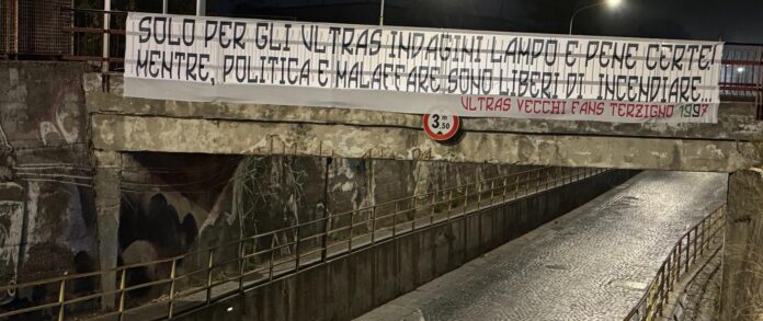 Terzigno, lo striscione degli ultras: “Giustizia rapida per gli incendi come per gli stadi” Terzigno, lo striscione degli ultras: “Giustizia rapida per gli incendi come per gli stadi”