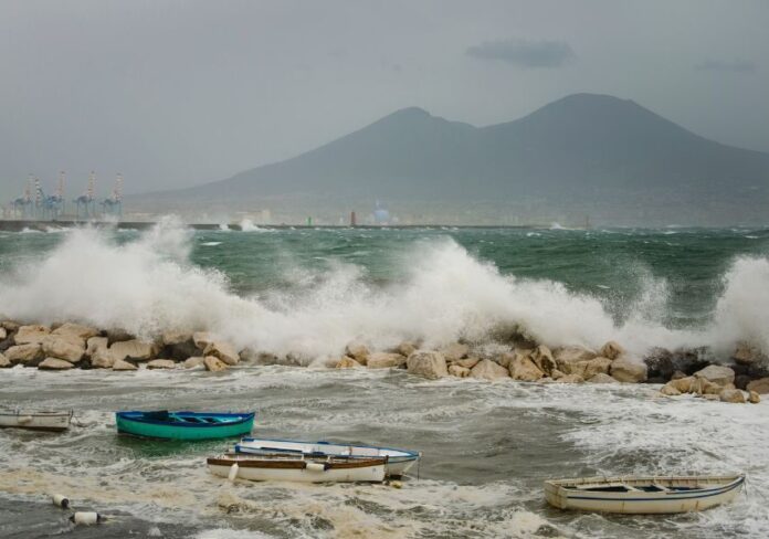 Ancora allerta meteo in Campania: domani attesi temporali e vento forte