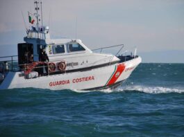 Meta, barca alla deriva rischia di finire sugli scogli: salvate 4 persone