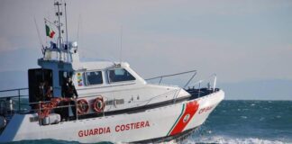 Meta, barca alla deriva rischia di finire sugli scogli: salvate 4 persone