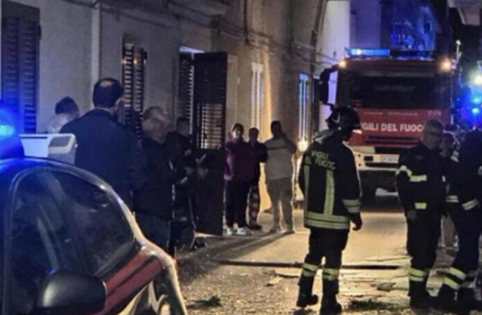 Casoria, fiamme nella notte: a fuoco la saracinesca di una barberia