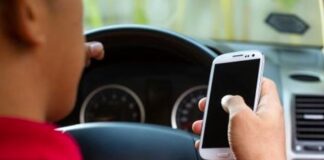 Napoli, 384 patenti ritirate in un mese: maxi operazione “Off-Line” contro l’uso del cellulare alla guida