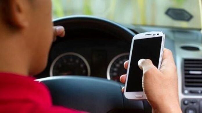 Napoli, 384 patenti ritirate in un mese: maxi operazione “Off-Line” contro l’uso del cellulare alla guida