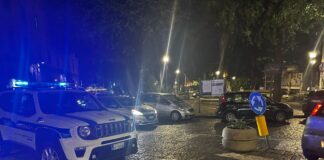 Castellammare, ubriaco blocca il traffico e aggredisce la polizia