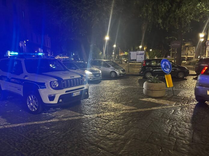 Castellammare, ubriaco blocca il traffico e aggredisce la polizia