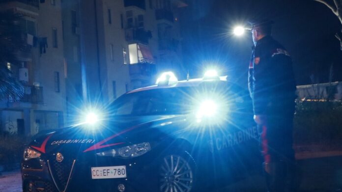 Giugliano, riproduce una sirena dallo stereo per superare il traffico: denunciato 34enne per guida in stato di ebbrezza