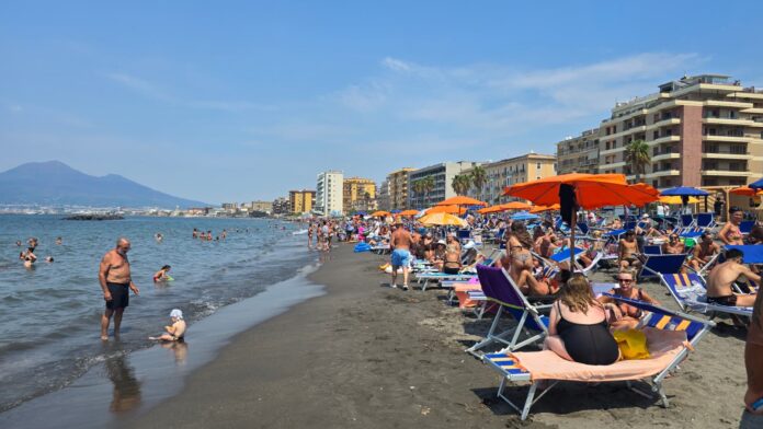 Ferragosto a Castellammare: spiaggia libera piena e mare accessibile per tutti