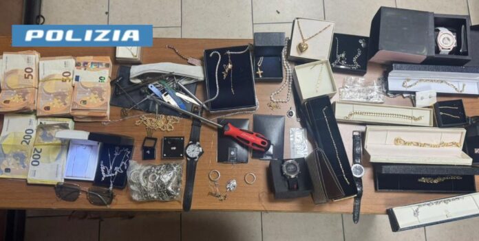 Colli Aminei: furto in appartamento, polizia blocca tre ladri georgiani Colli Aminei: furto in appartamento, polizia blocca tre ladri georgiani